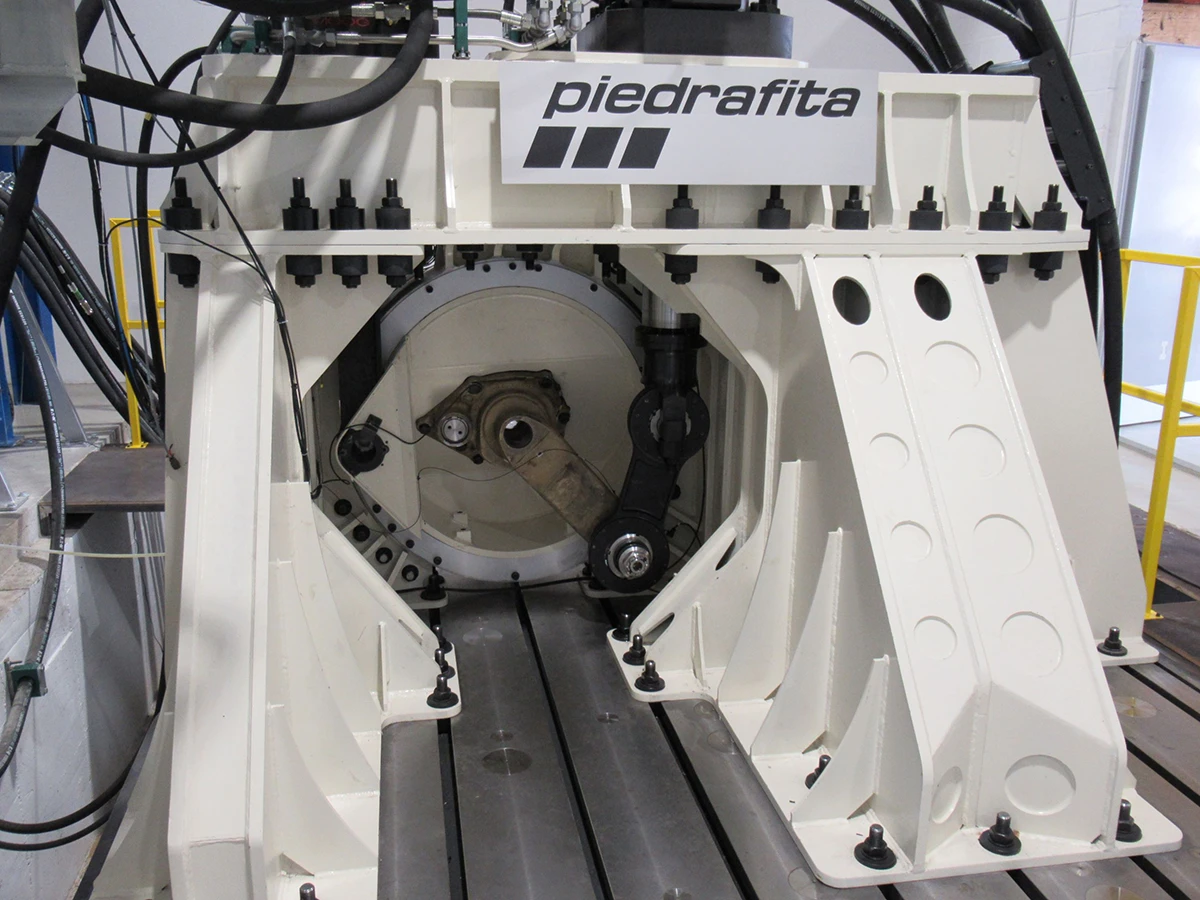 La parte central del banco permite reproducir la barcaza del vehículo en el que se monta el amortiguador a evaluar. Foto: José Mª Navarro Garcia